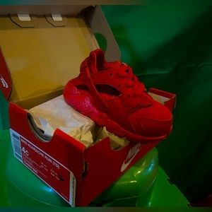 NWB Nike huarache size 4c